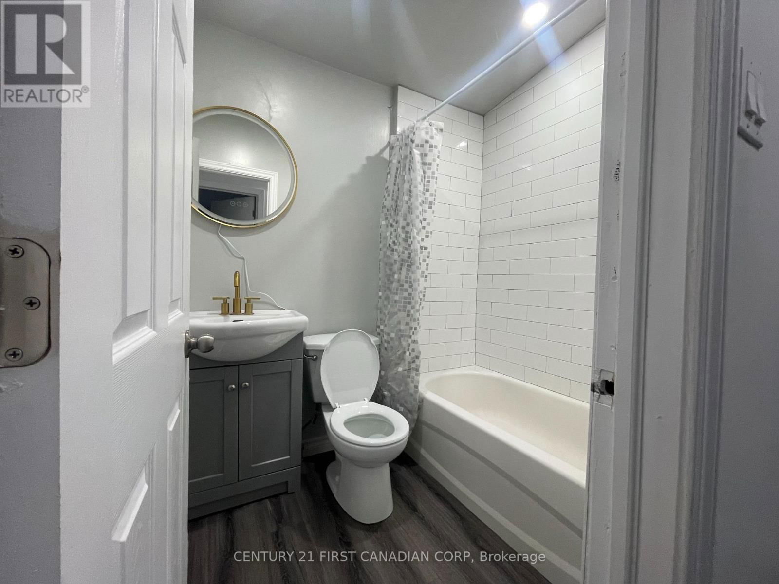 292 SIMCOE STREET Image 8