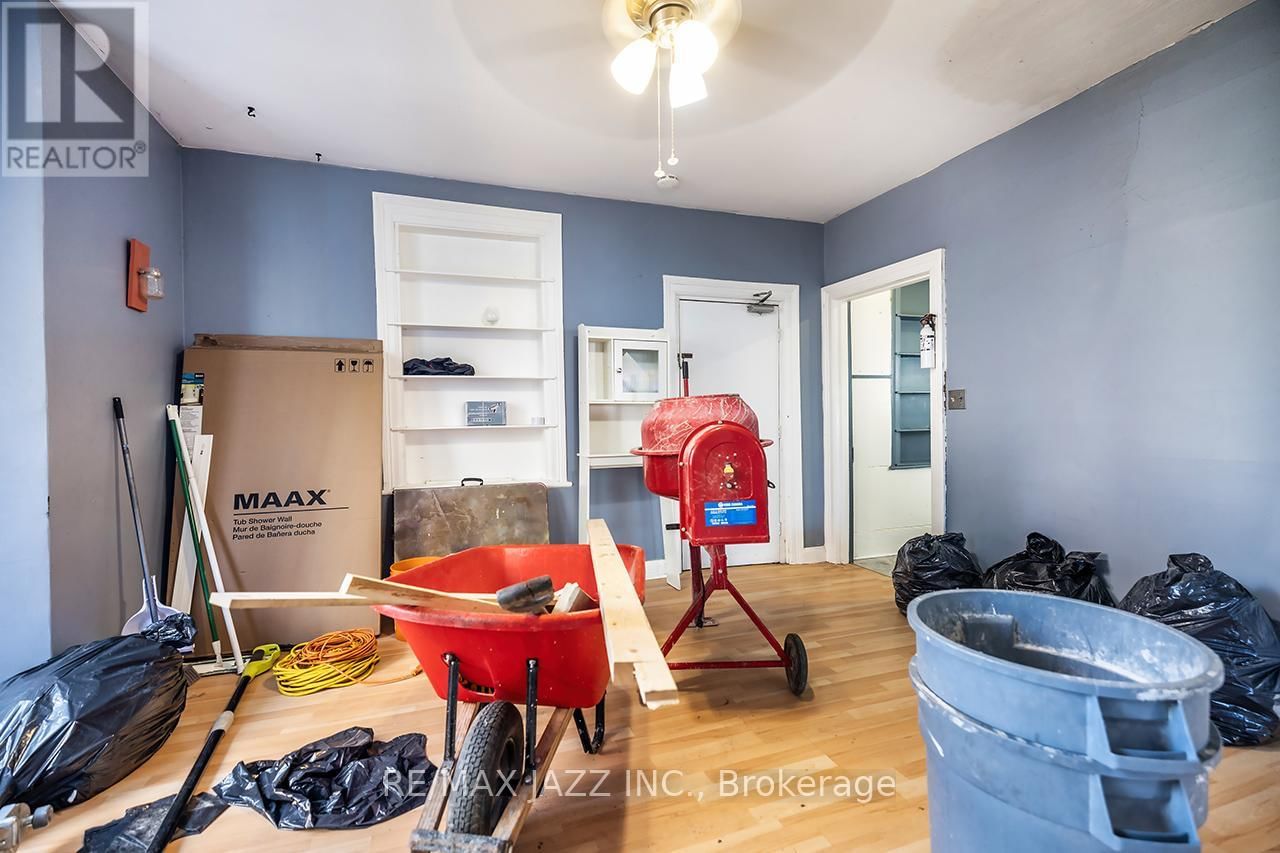 221 WALTON STREET Image 11