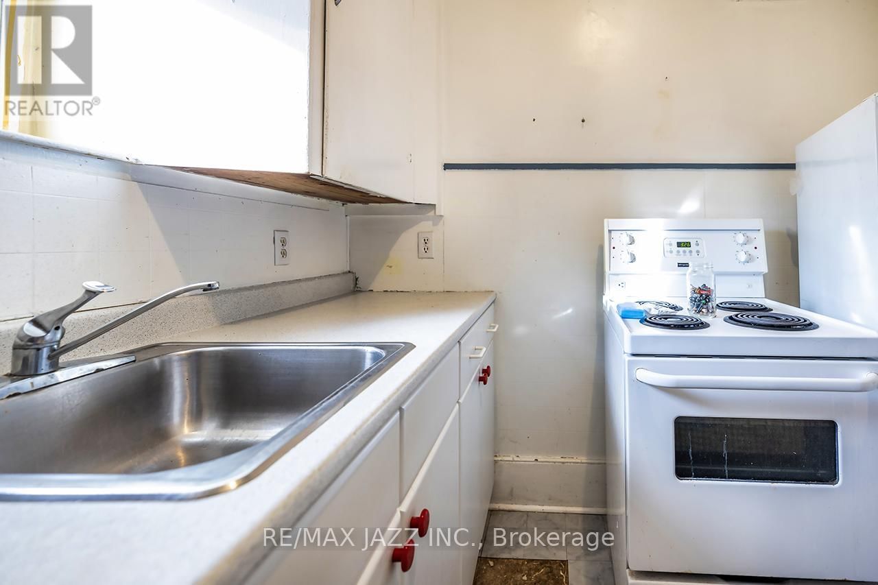 221 WALTON STREET Image 13