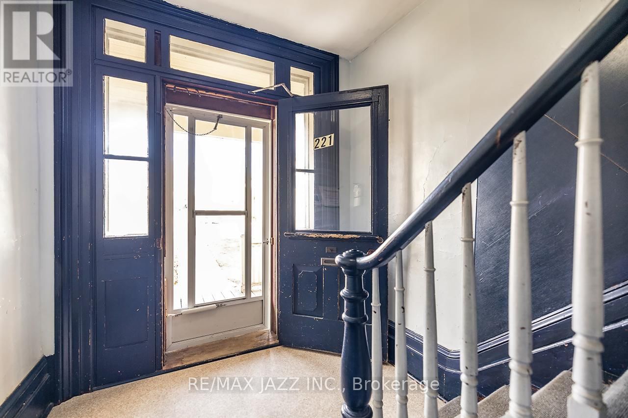 221 WALTON STREET Image 15