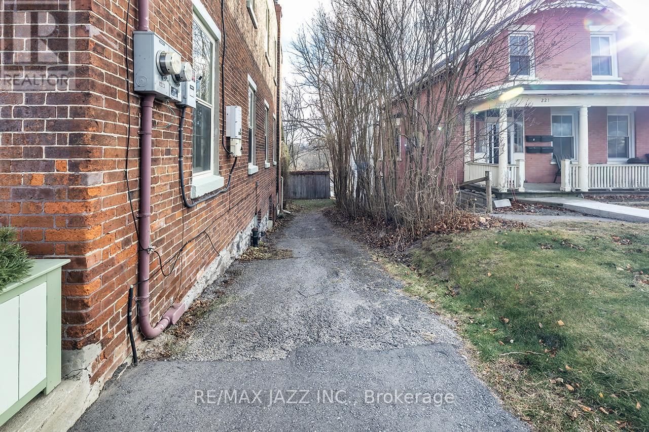 221 WALTON STREET Image 20