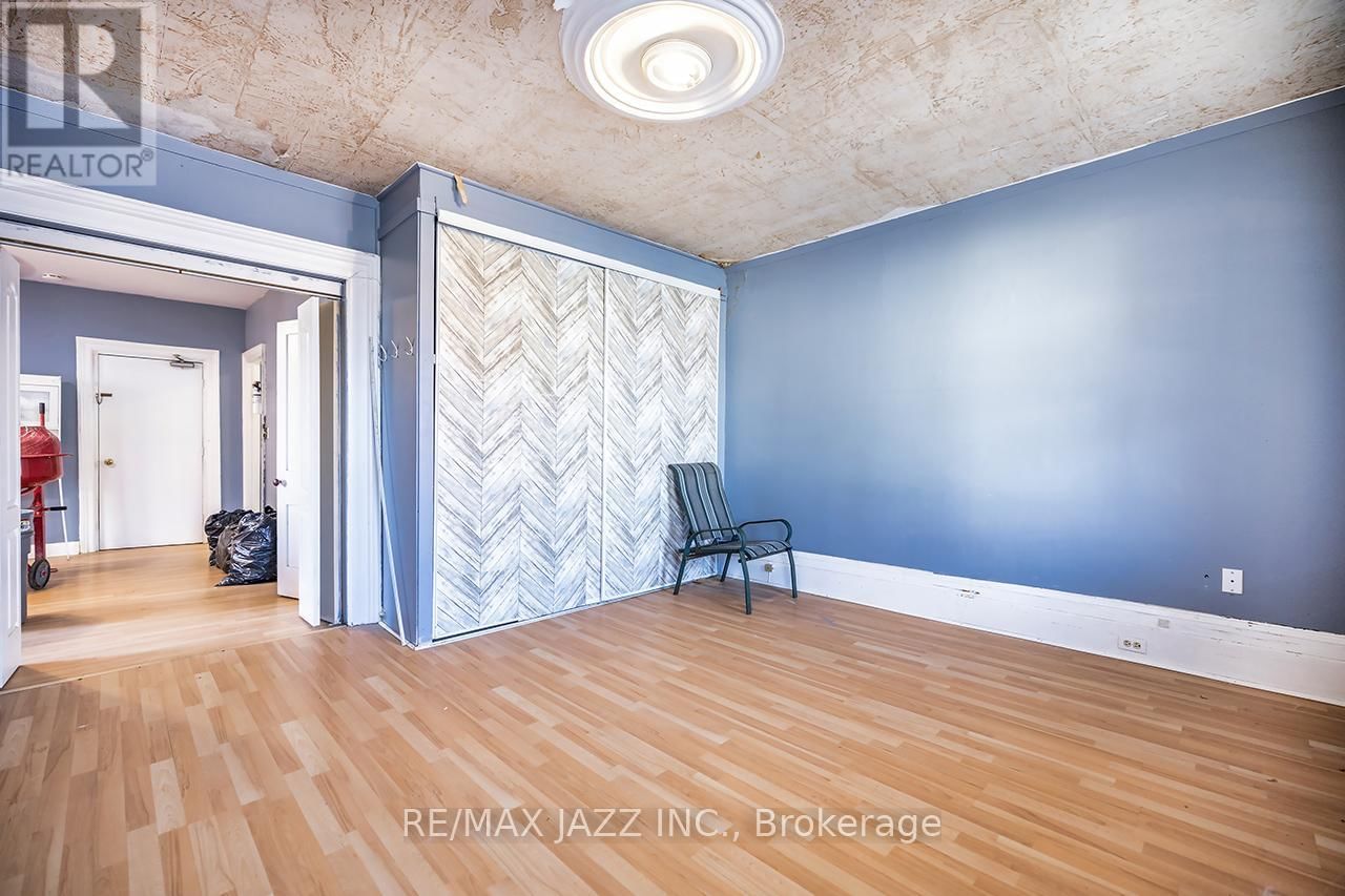 221 WALTON STREET Image 6