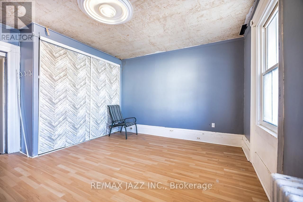 221 WALTON STREET Image 7