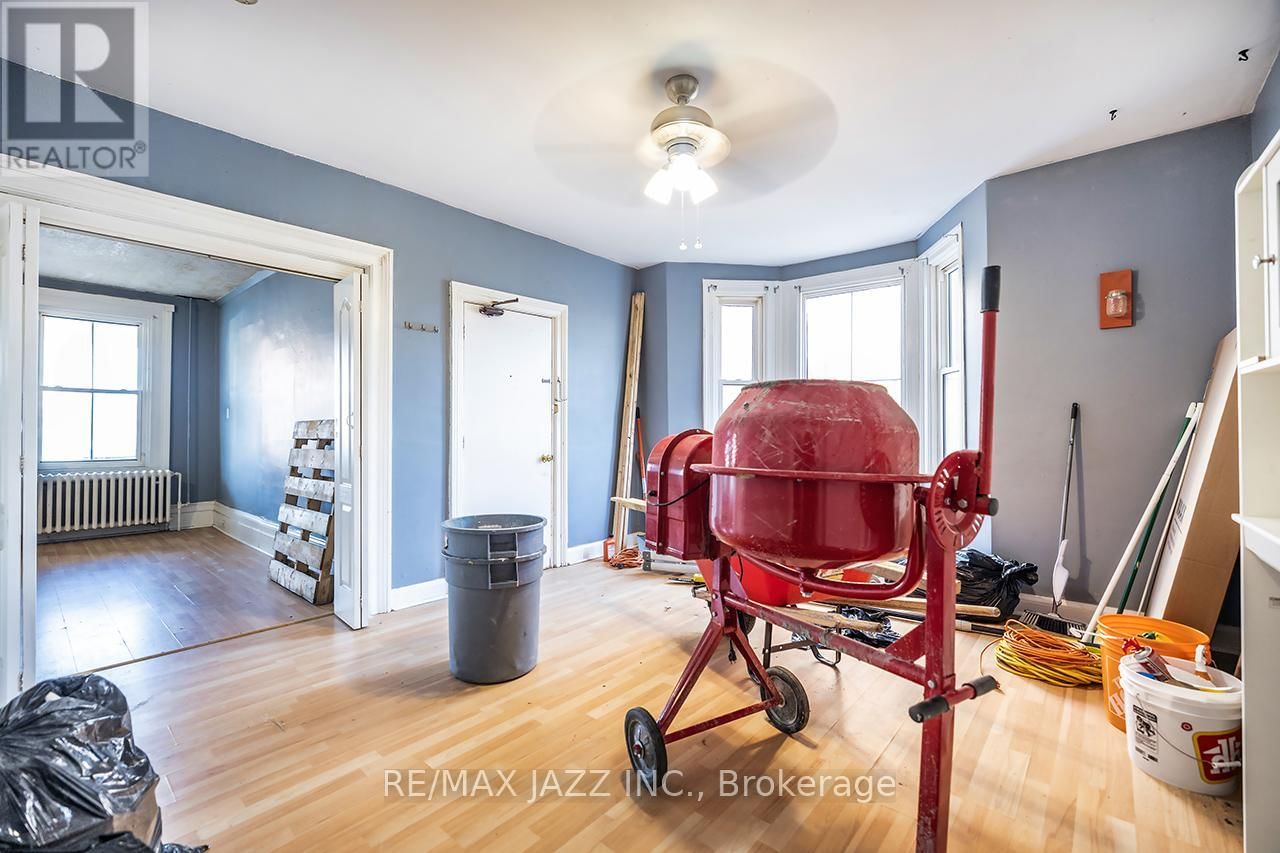 221 WALTON STREET Image 9