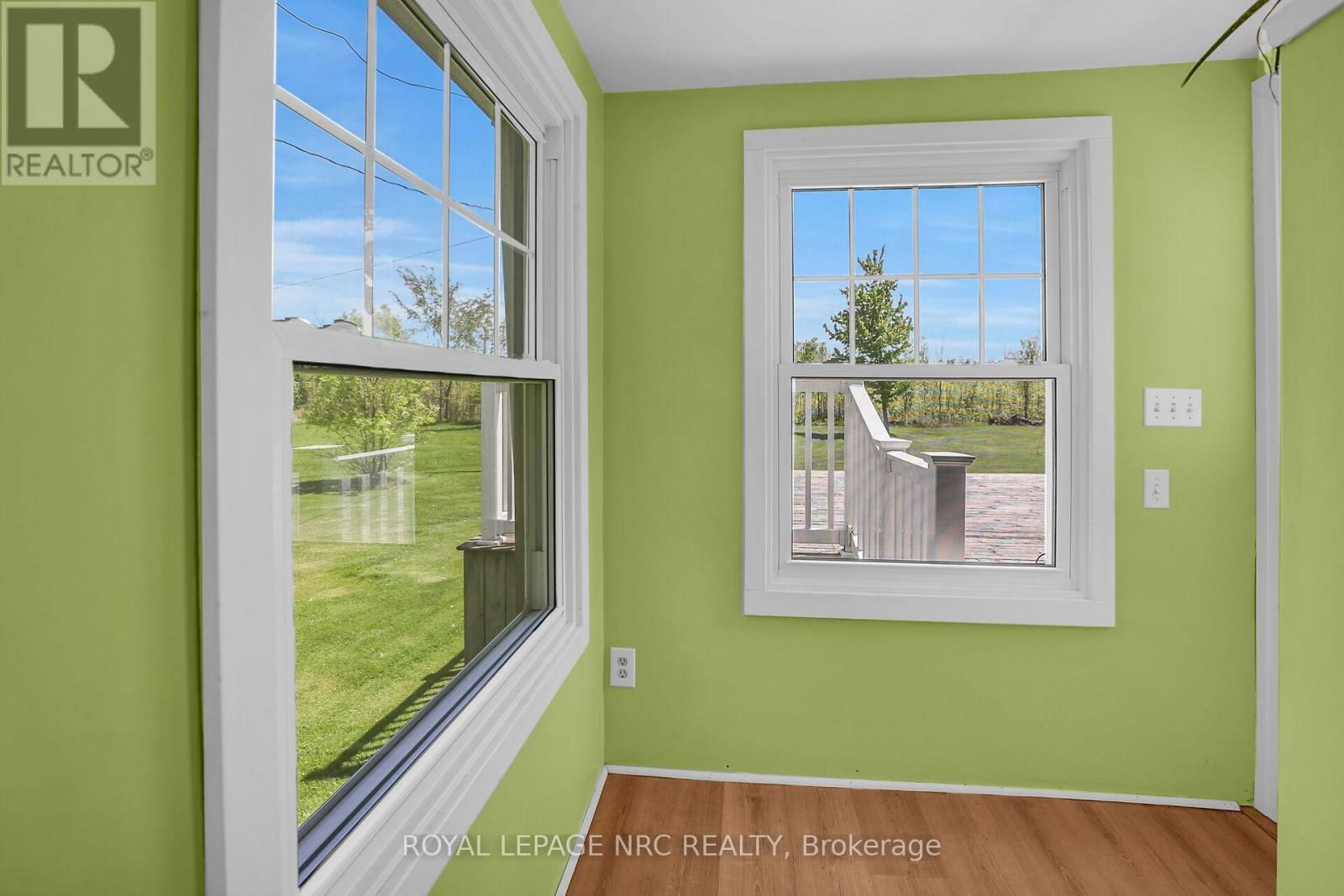 410 CAIRNS CRESCENT Image 32