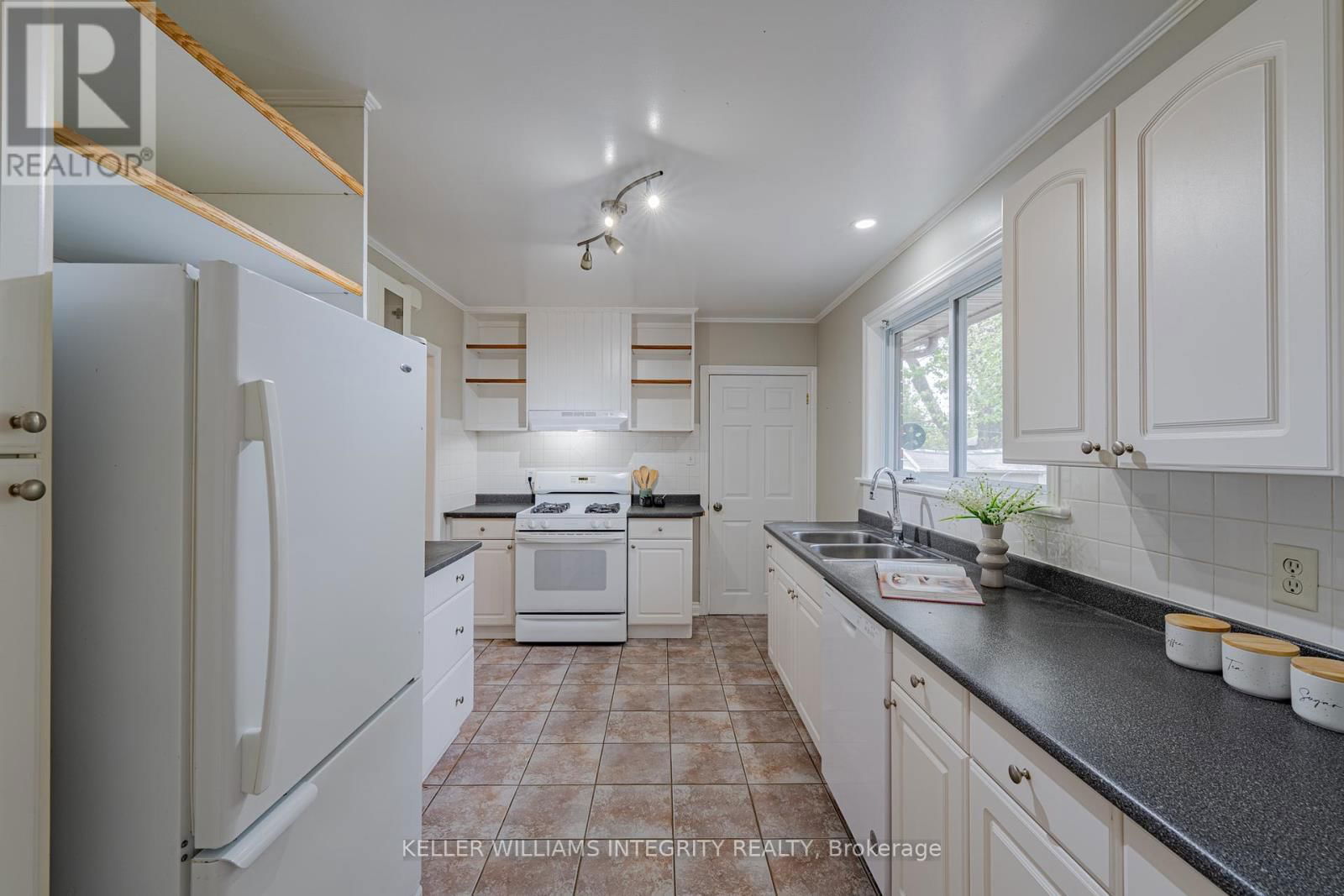 1695 GAGE CRESCENT NORTH Image 22