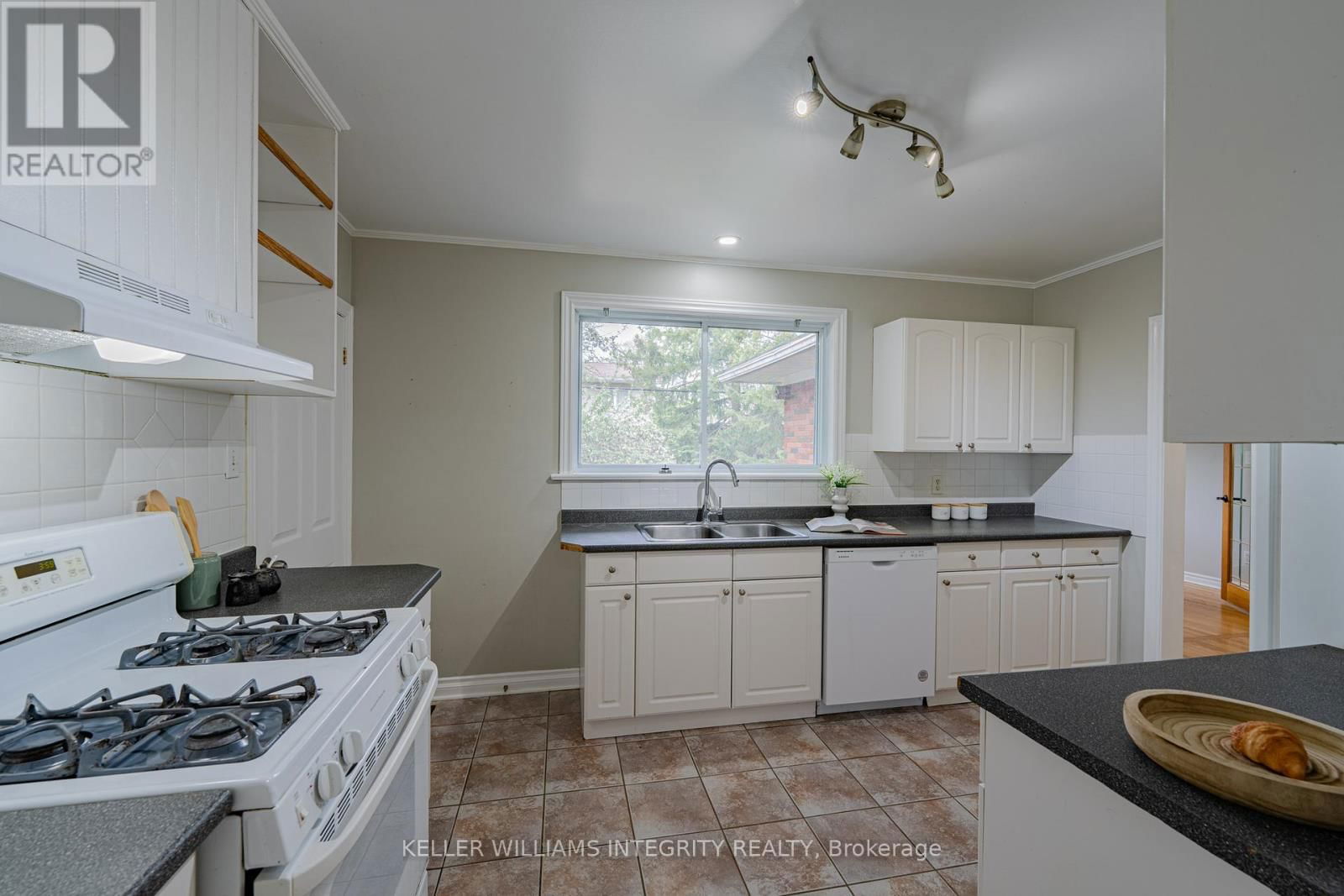 1695 GAGE CRESCENT NORTH Image 25