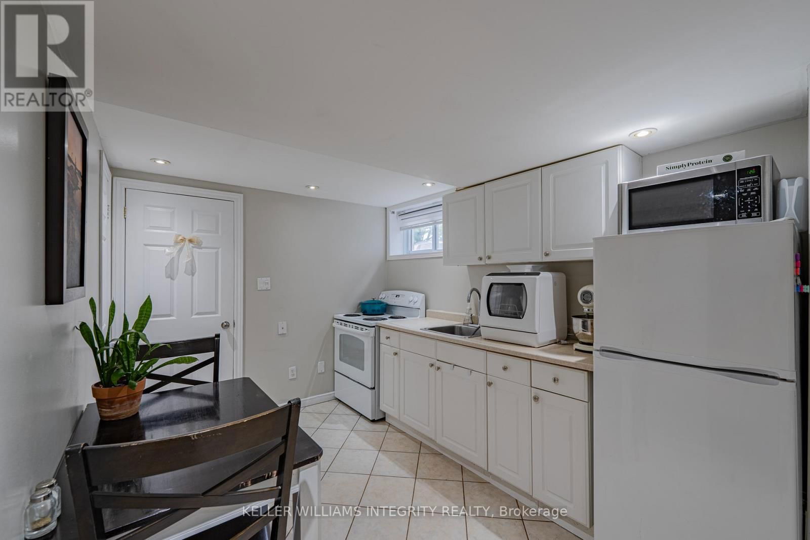 1695 GAGE CRESCENT NORTH Image 32