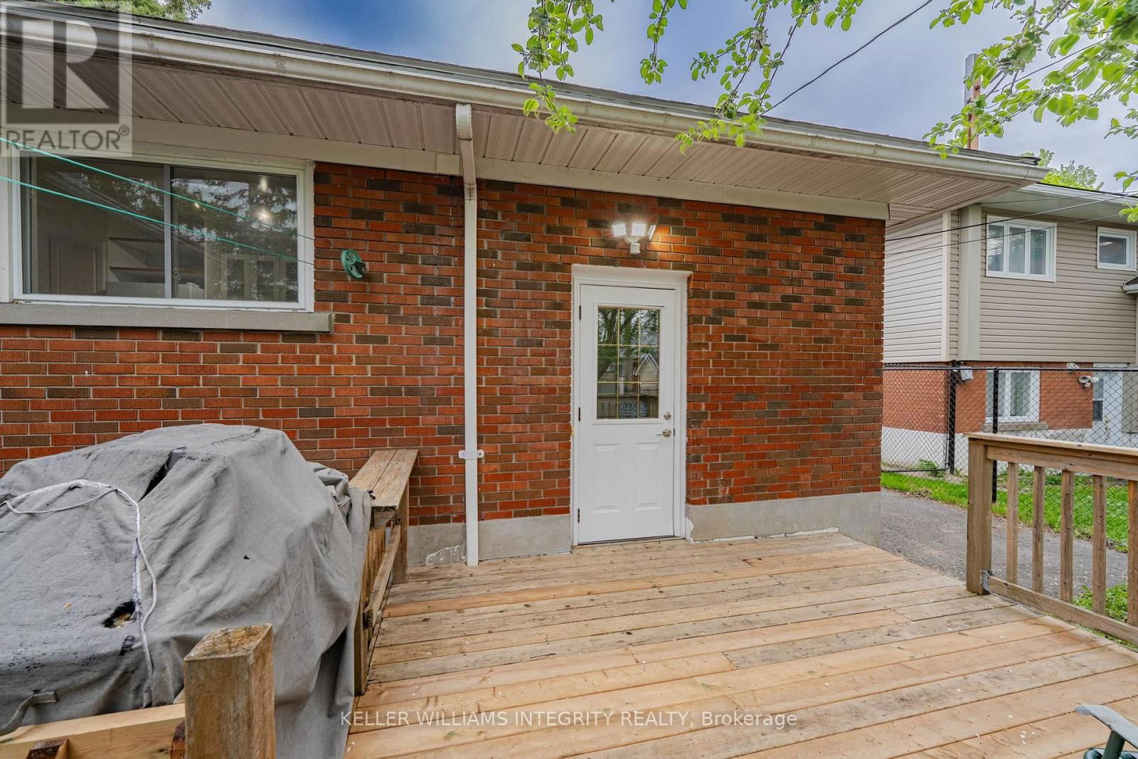 1695 GAGE CRESCENT NORTH Image 43