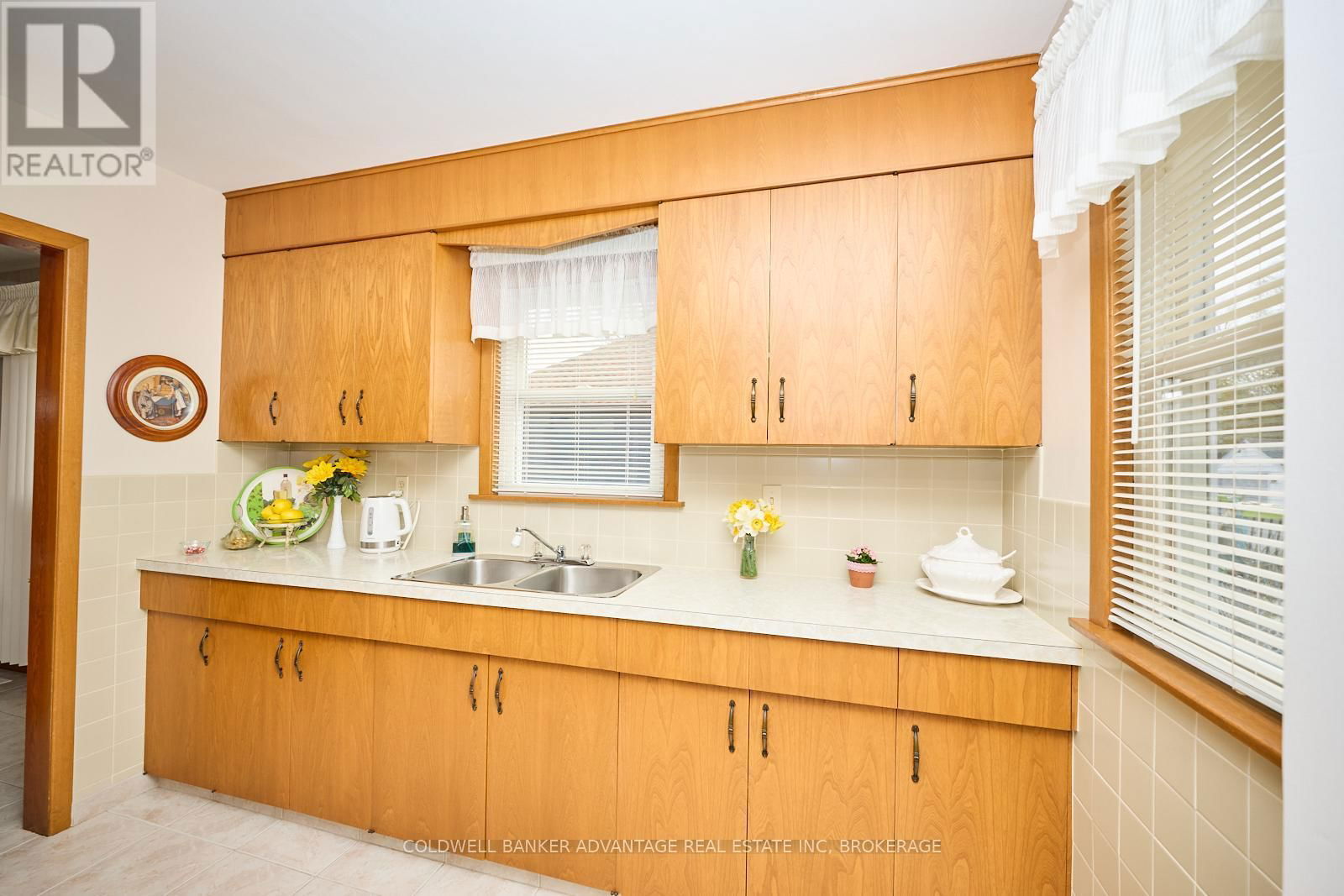 364 SUGARLOAF STREET Image 10