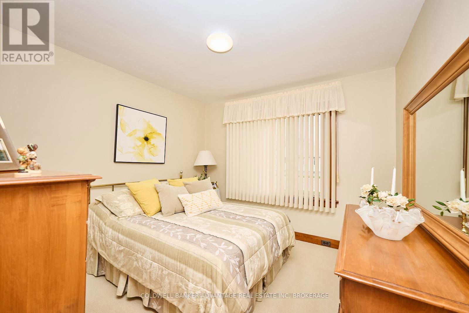 364 SUGARLOAF STREET Image 11