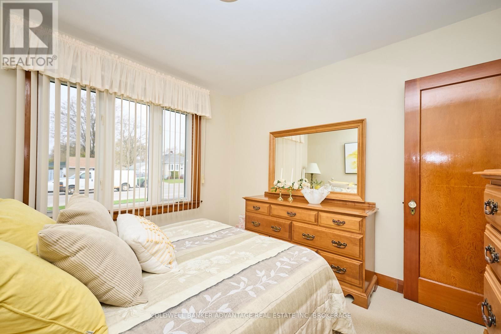 364 SUGARLOAF STREET Image 13