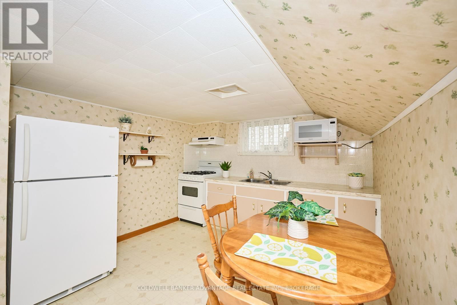 364 SUGARLOAF STREET Image 20