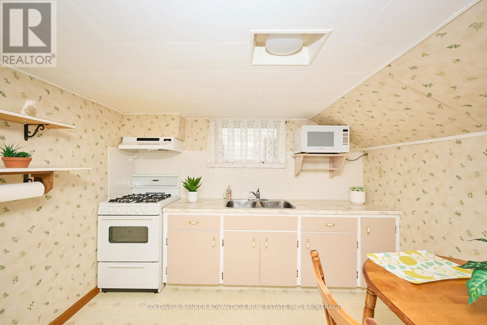 364 SUGARLOAF STREET Image 21