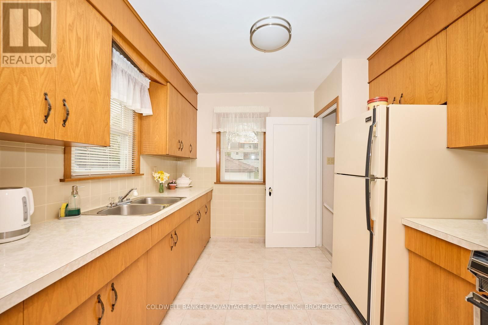 364 SUGARLOAF STREET Image 9