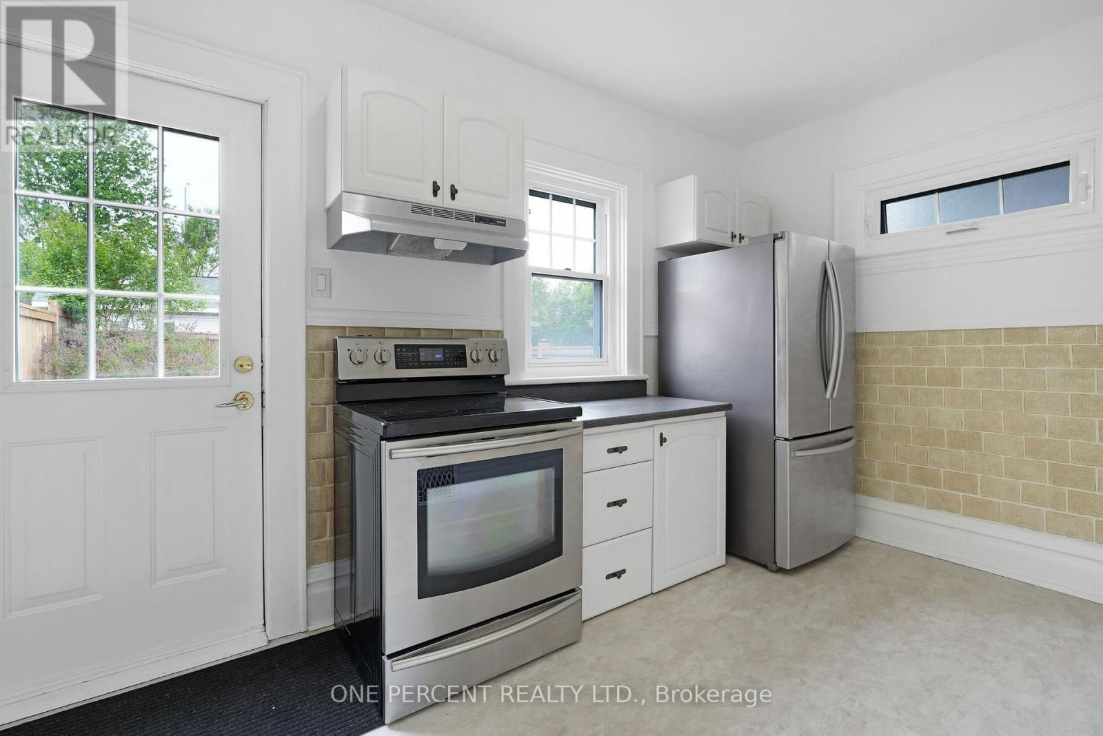 165 HAWTHORNE AVENUE Image 16