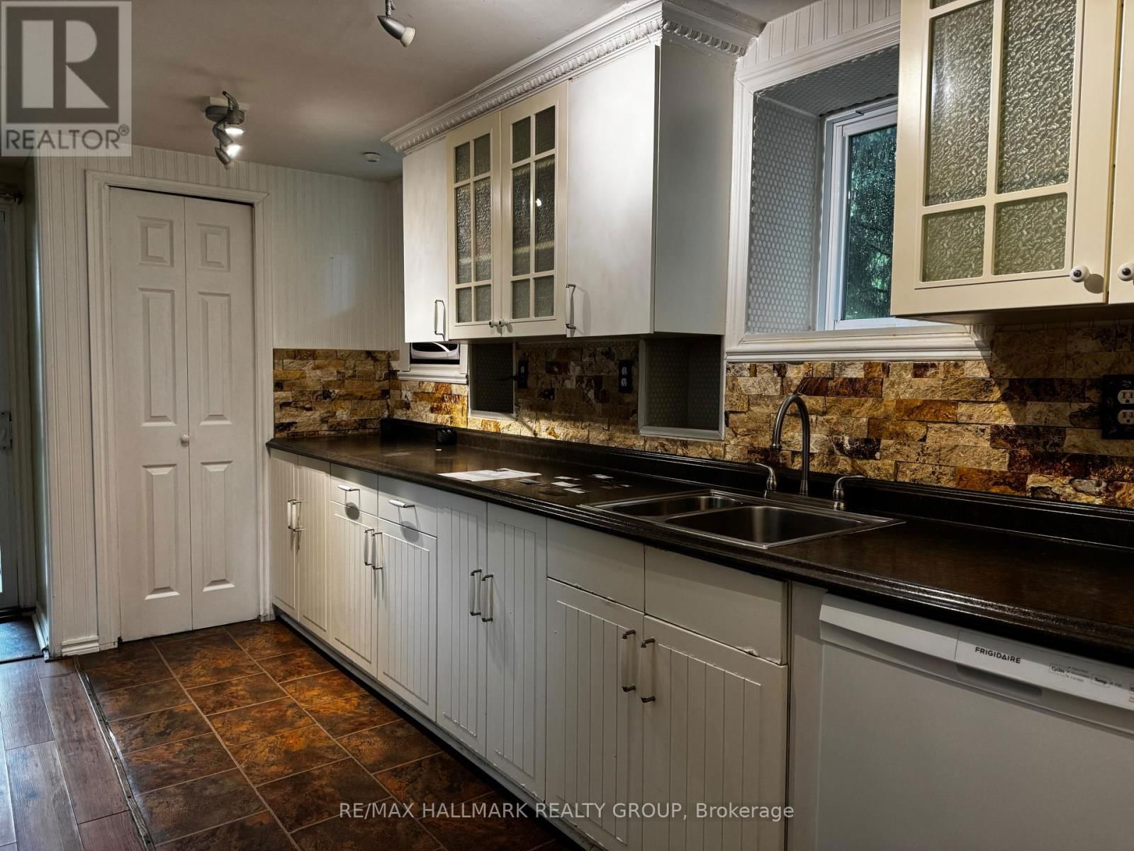 118 WELLINGTON STREET Image 22