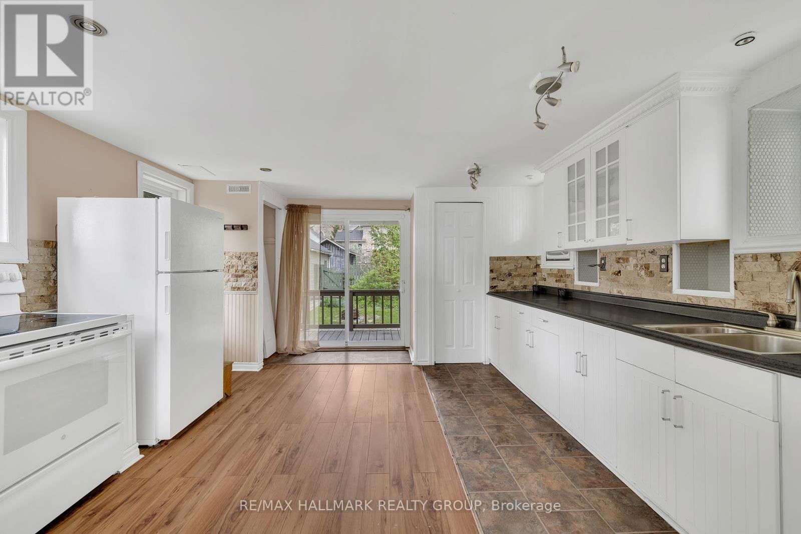 118 WELLINGTON STREET Image 24