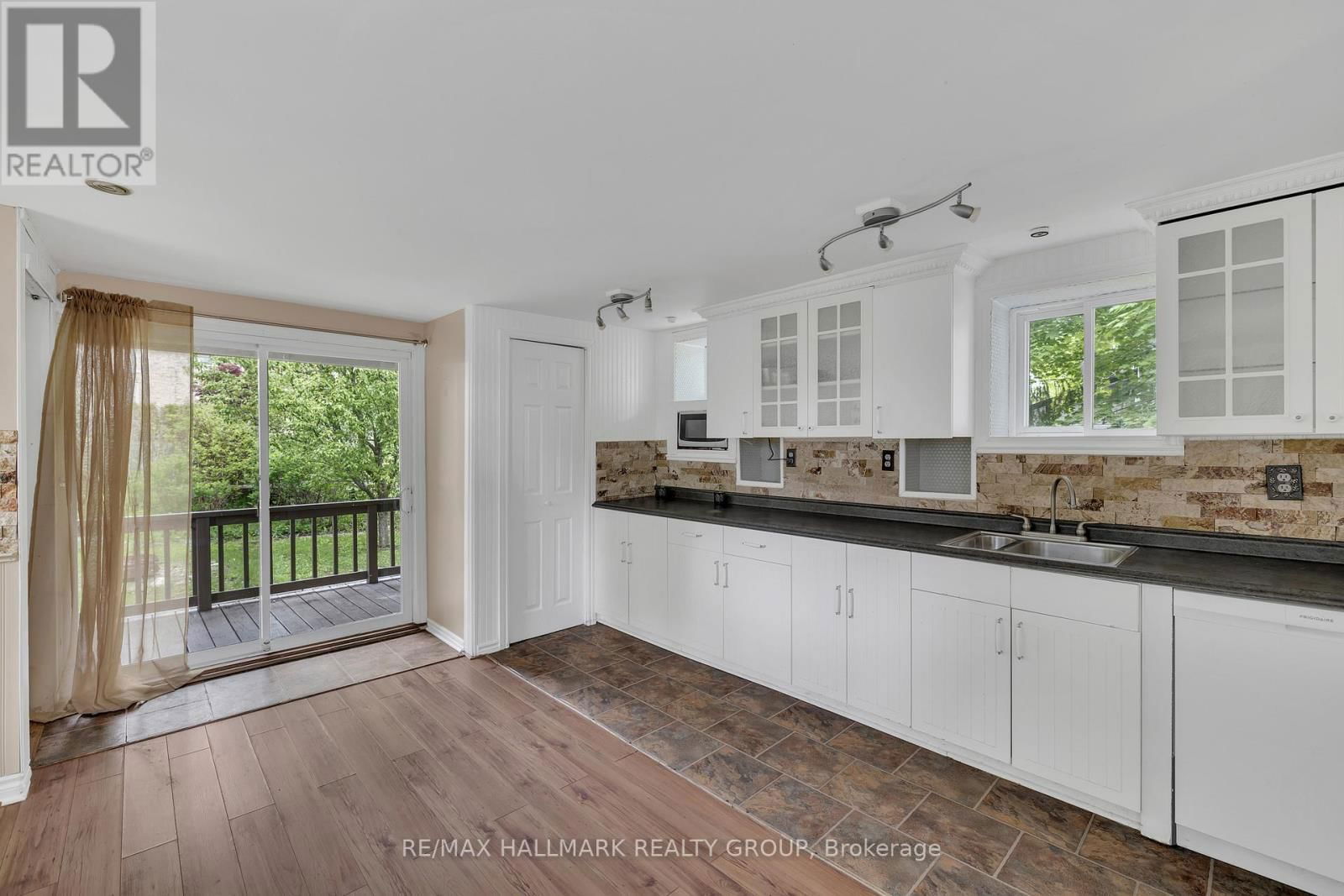 118 WELLINGTON STREET Image 28