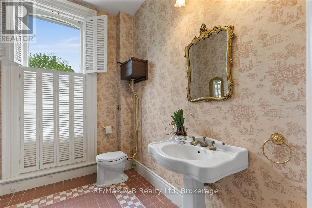 126 JOHN STREET NORTH Image 27