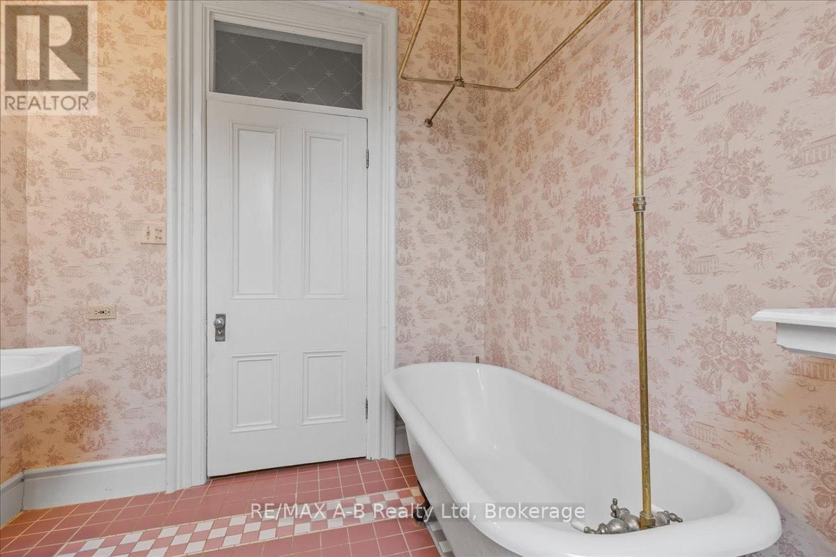 126 JOHN STREET NORTH Image 28