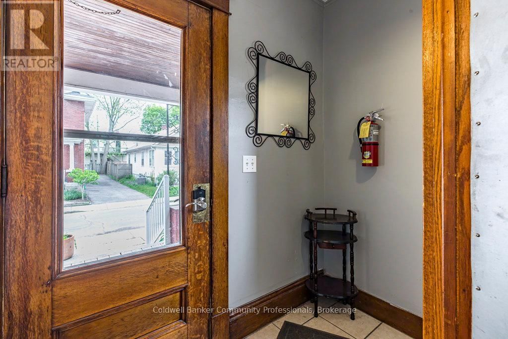 23 AVENUE PLACE Image 3