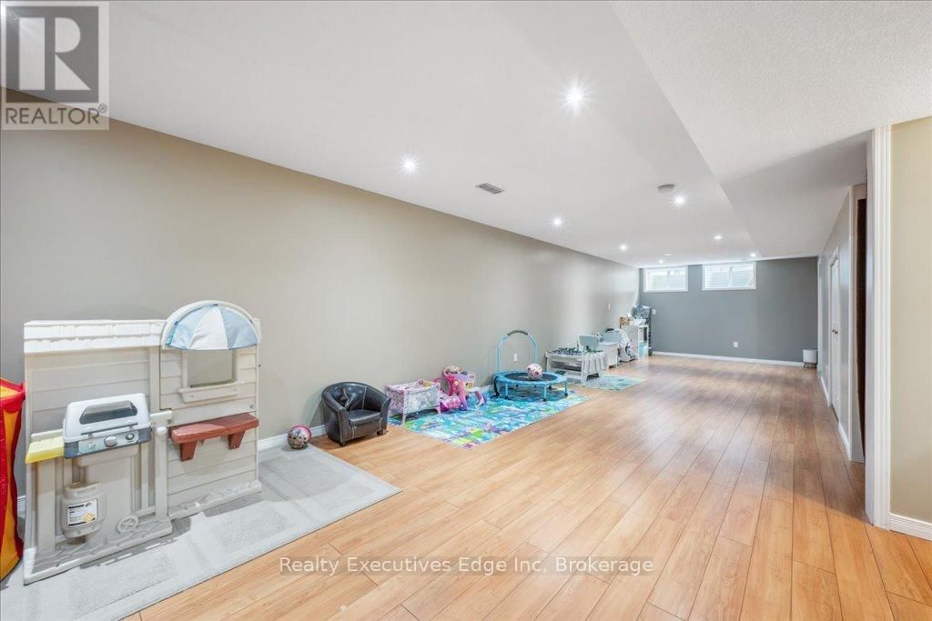 5 - 210 DAWN AVENUE Image 30