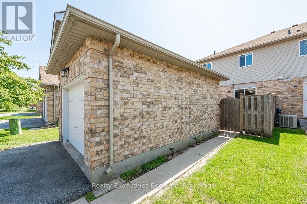 5 - 210 DAWN AVENUE Image 33