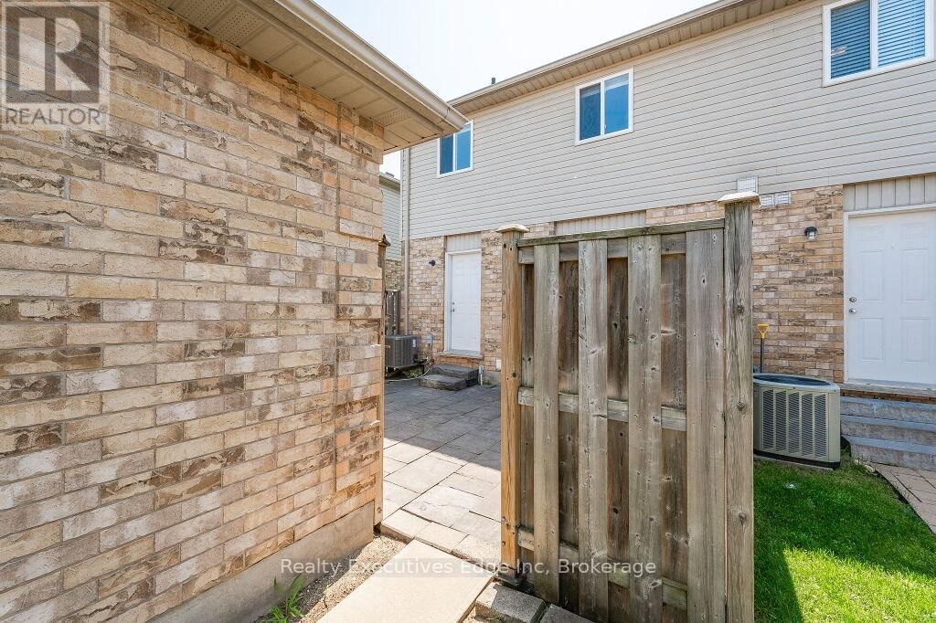 5 - 210 DAWN AVENUE Image 34