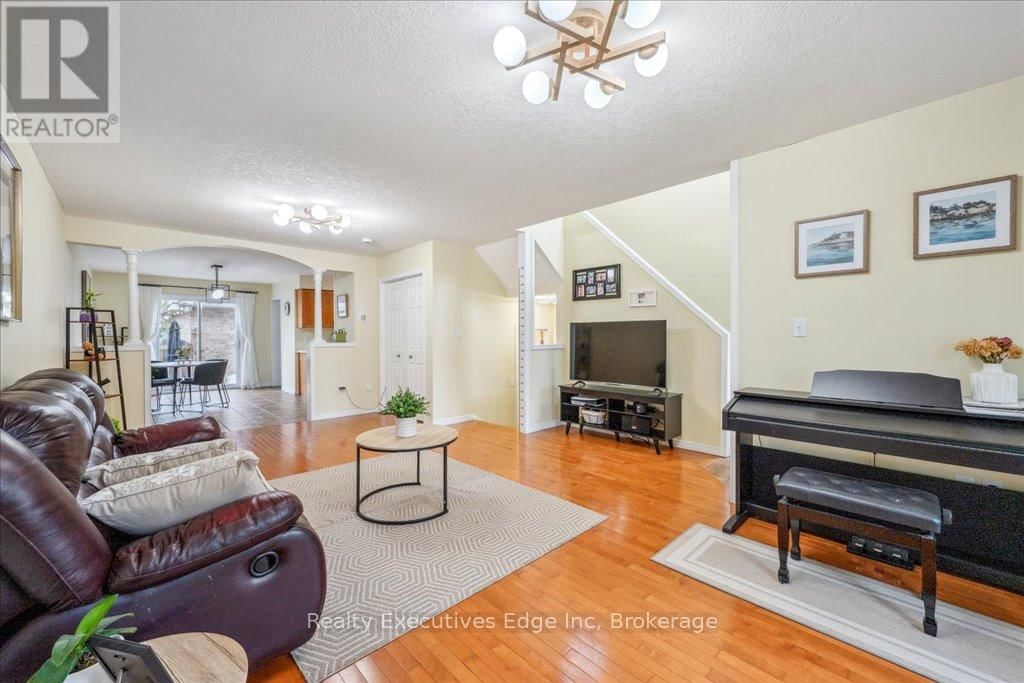 5 - 210 DAWN AVENUE Image 8