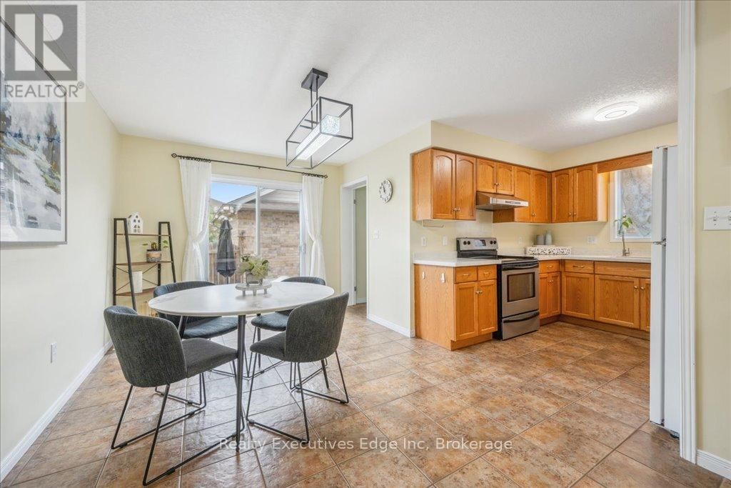 5 - 210 DAWN AVENUE Image 9