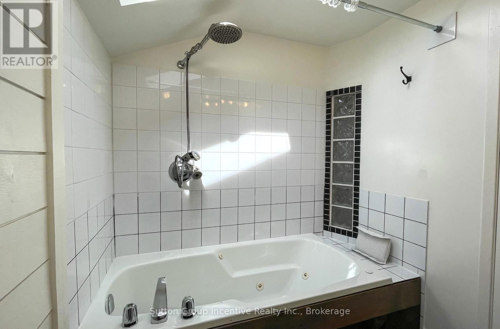 114 TYROL AVENUE Image 20