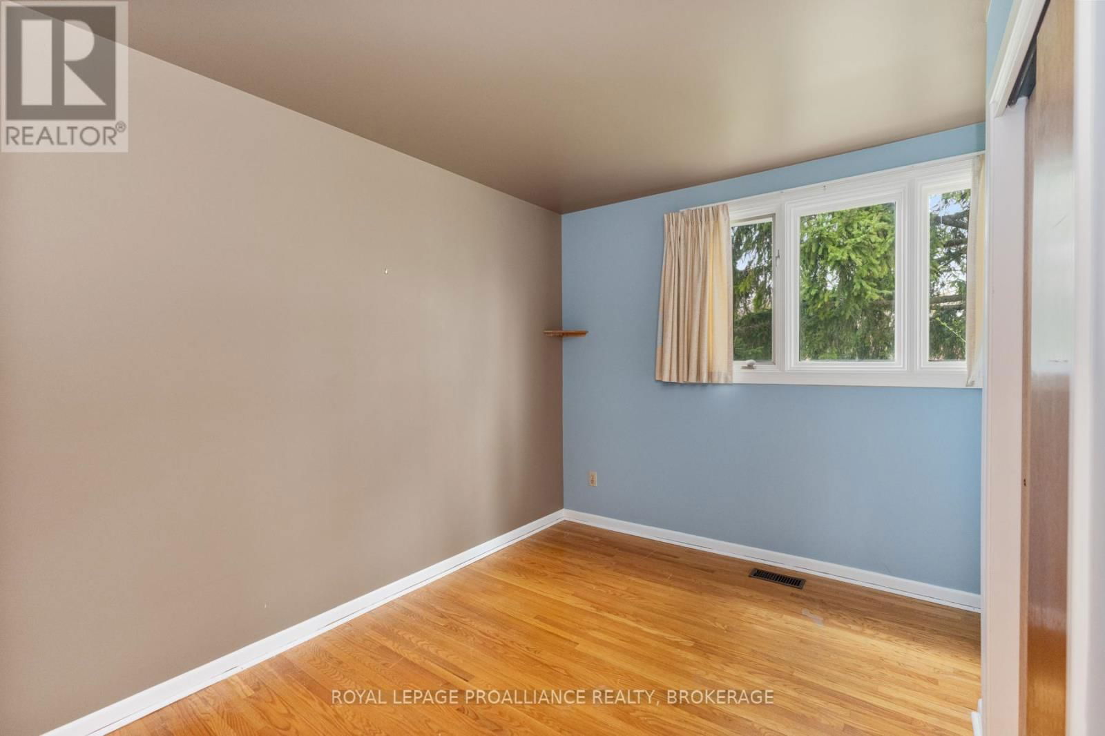 1071 LINCOLN DRIVE Image 12