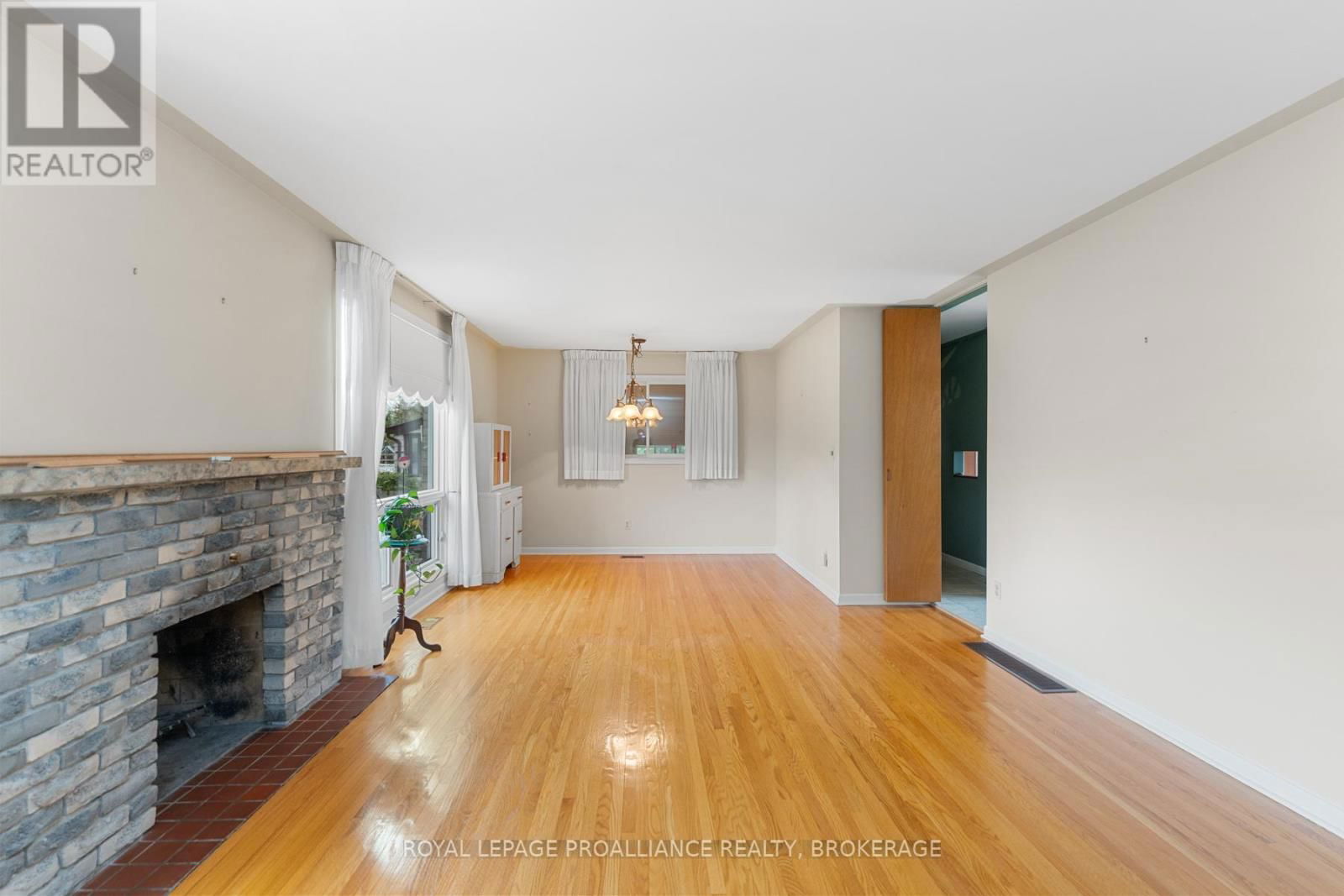 1071 LINCOLN DRIVE Image 18