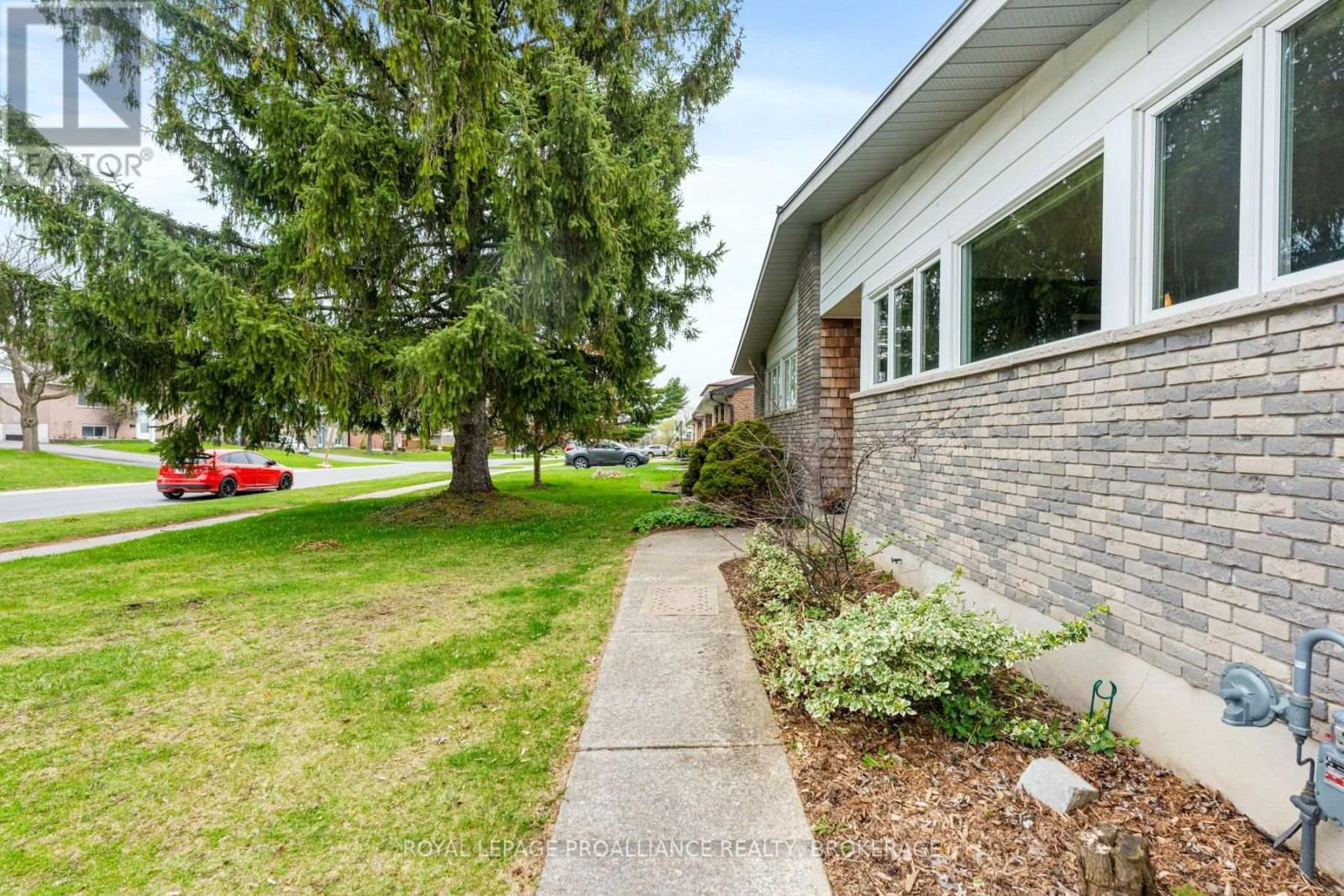 1071 LINCOLN DRIVE Image 2