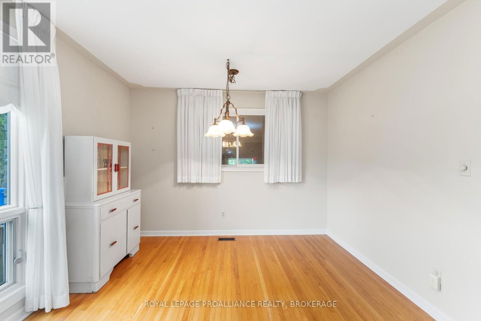 1071 LINCOLN DRIVE Image 20