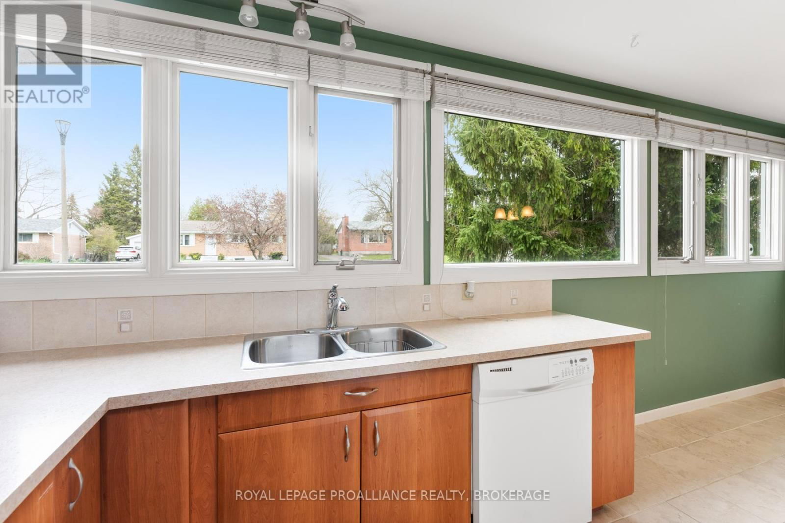 1071 LINCOLN DRIVE Image 29