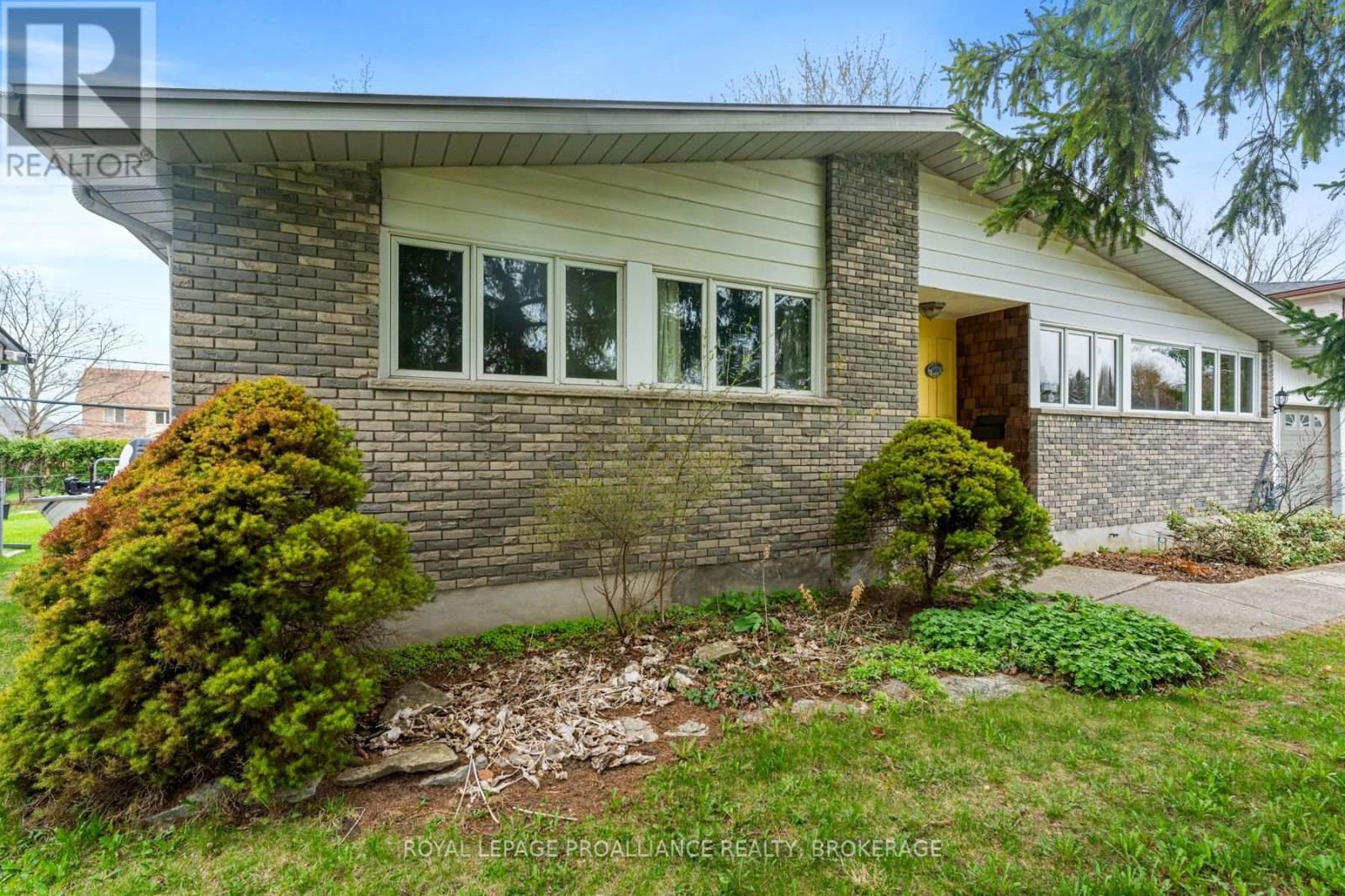 1071 LINCOLN DRIVE Image 3
