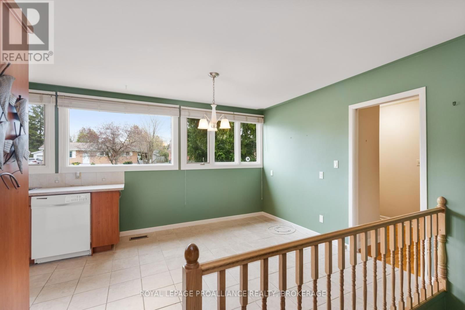 1071 LINCOLN DRIVE Image 31
