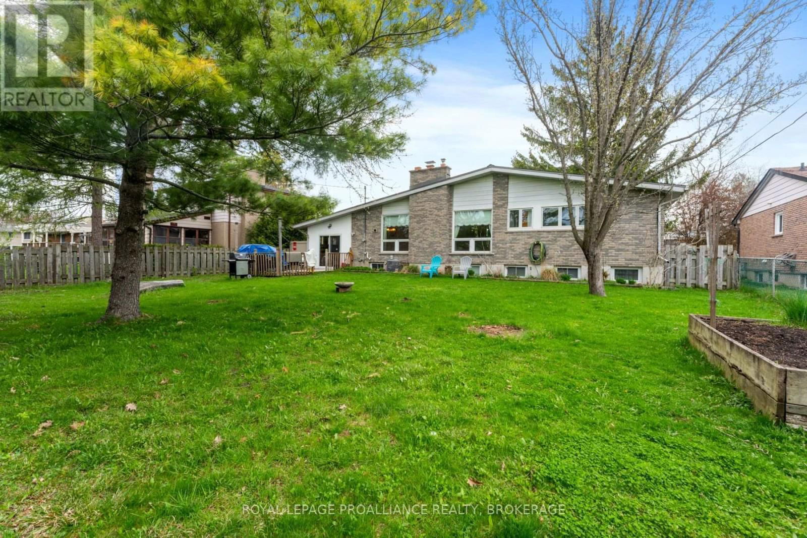 1071 LINCOLN DRIVE Image 8