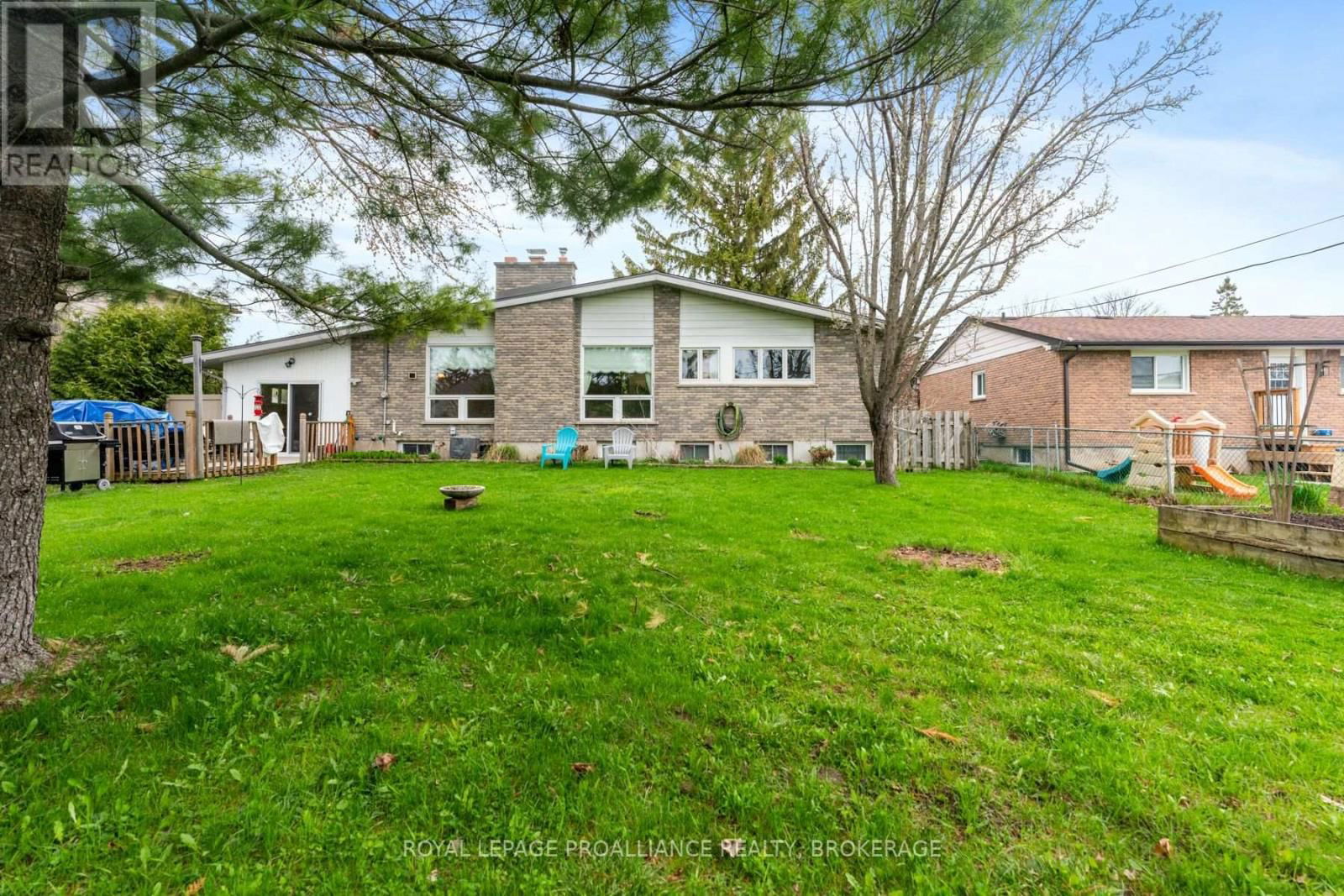 1071 LINCOLN DRIVE Image 9