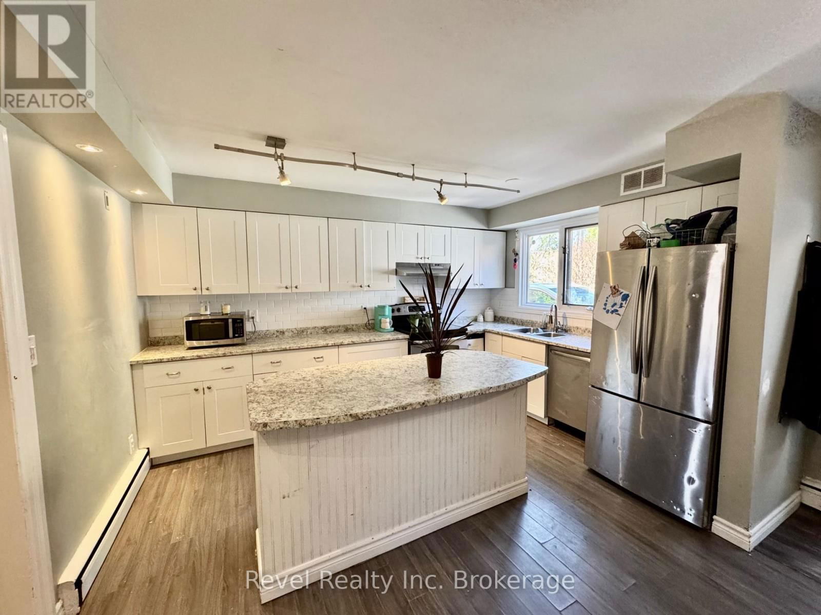 671 ANN STREET Image 11