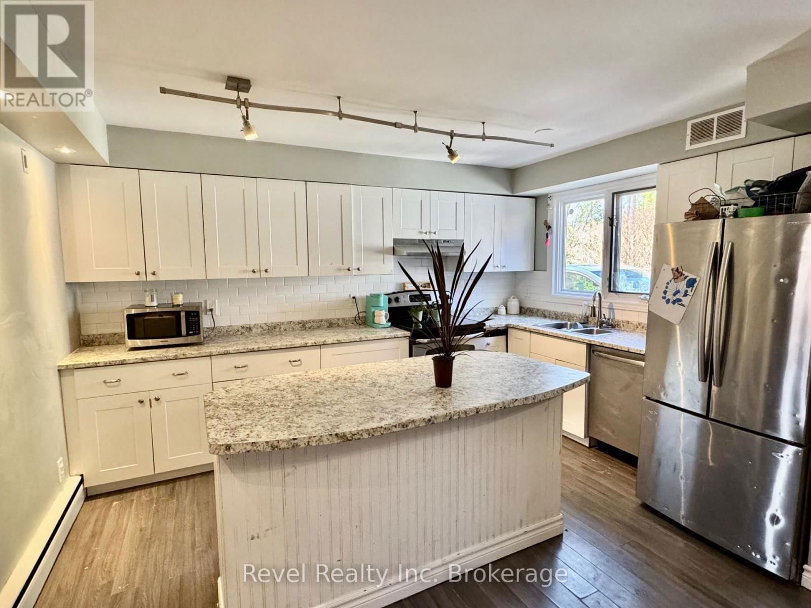 671 ANN STREET Image 12