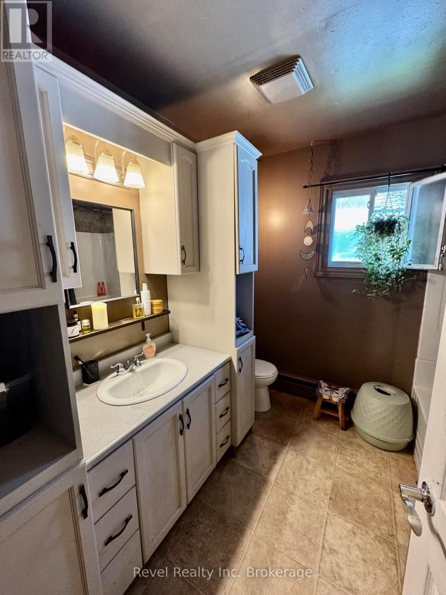 671 ANN STREET Image 28