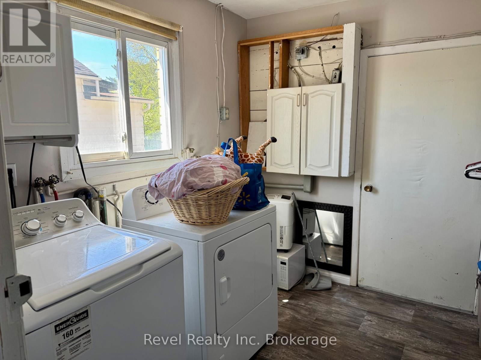 671 ANN STREET Image 8
