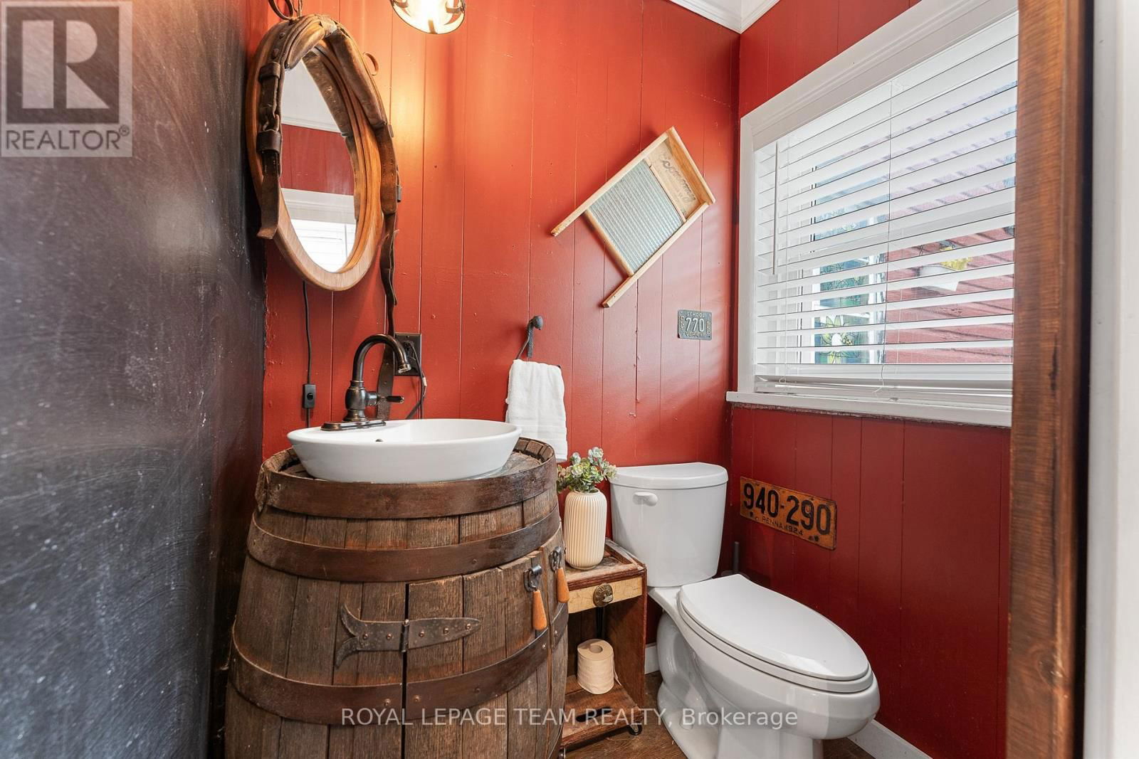 378 DONALD B MUNRO DRIVE Image 26