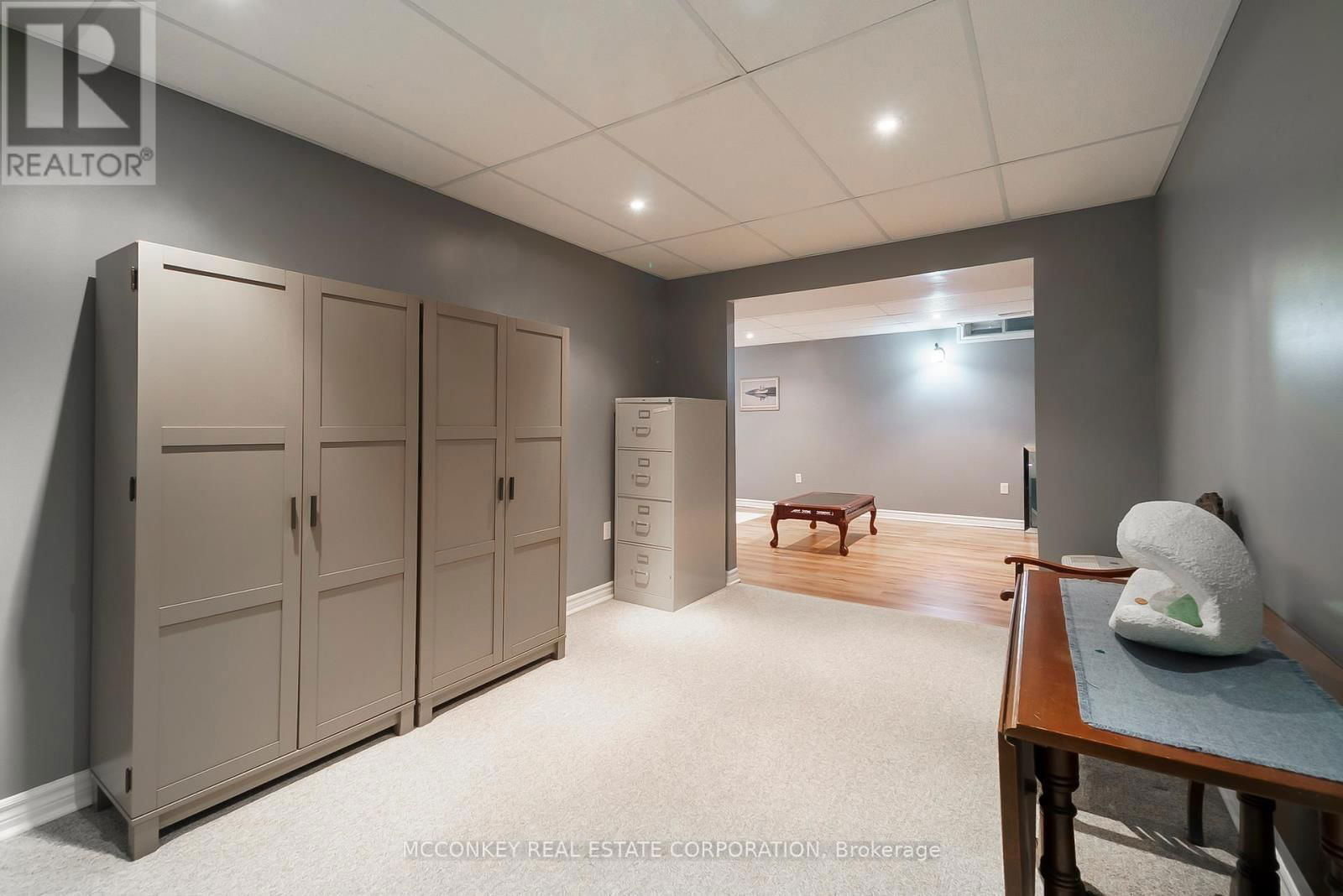 374 SPILLSBURY DRIVE Image 33