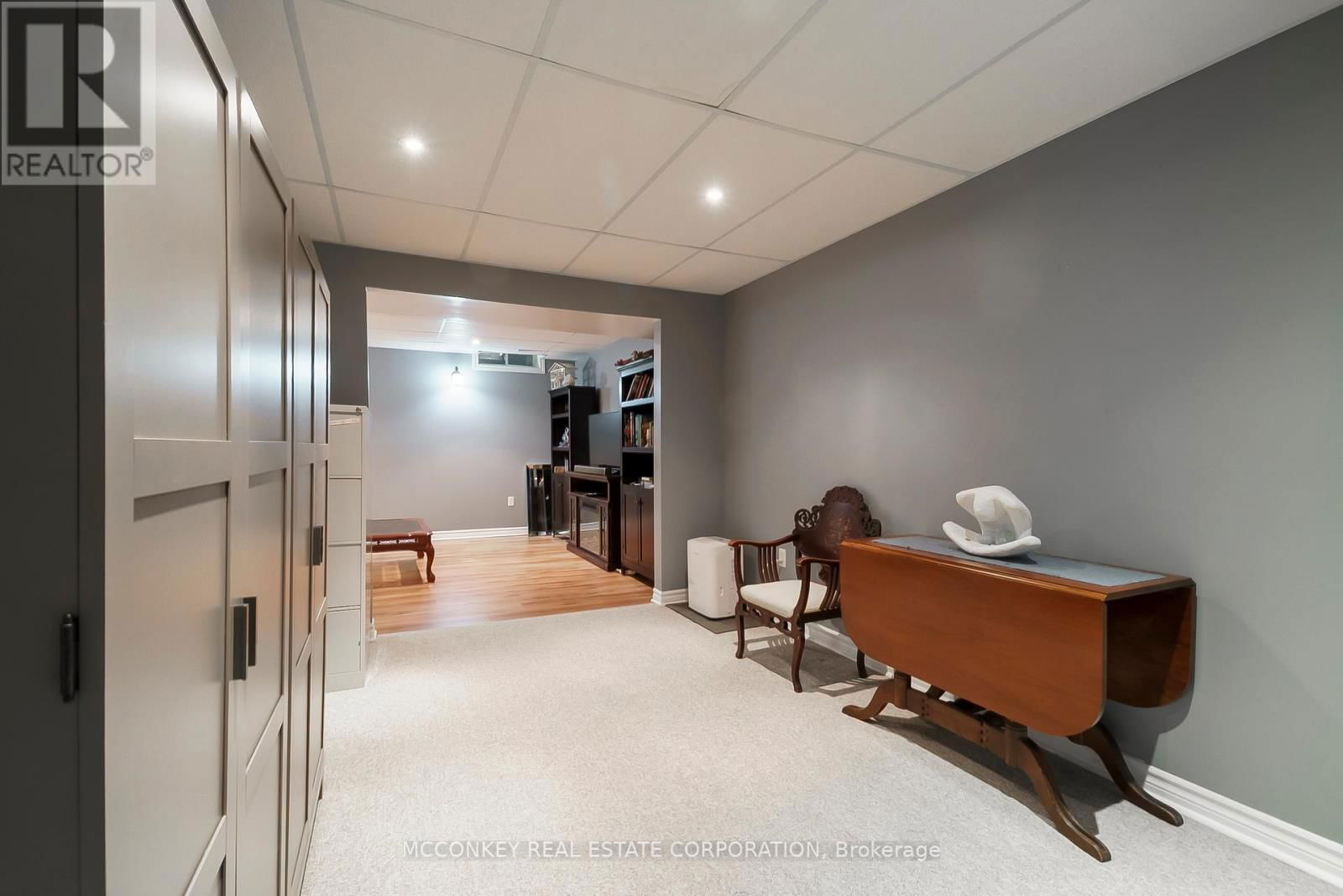 374 SPILLSBURY DRIVE Image 34