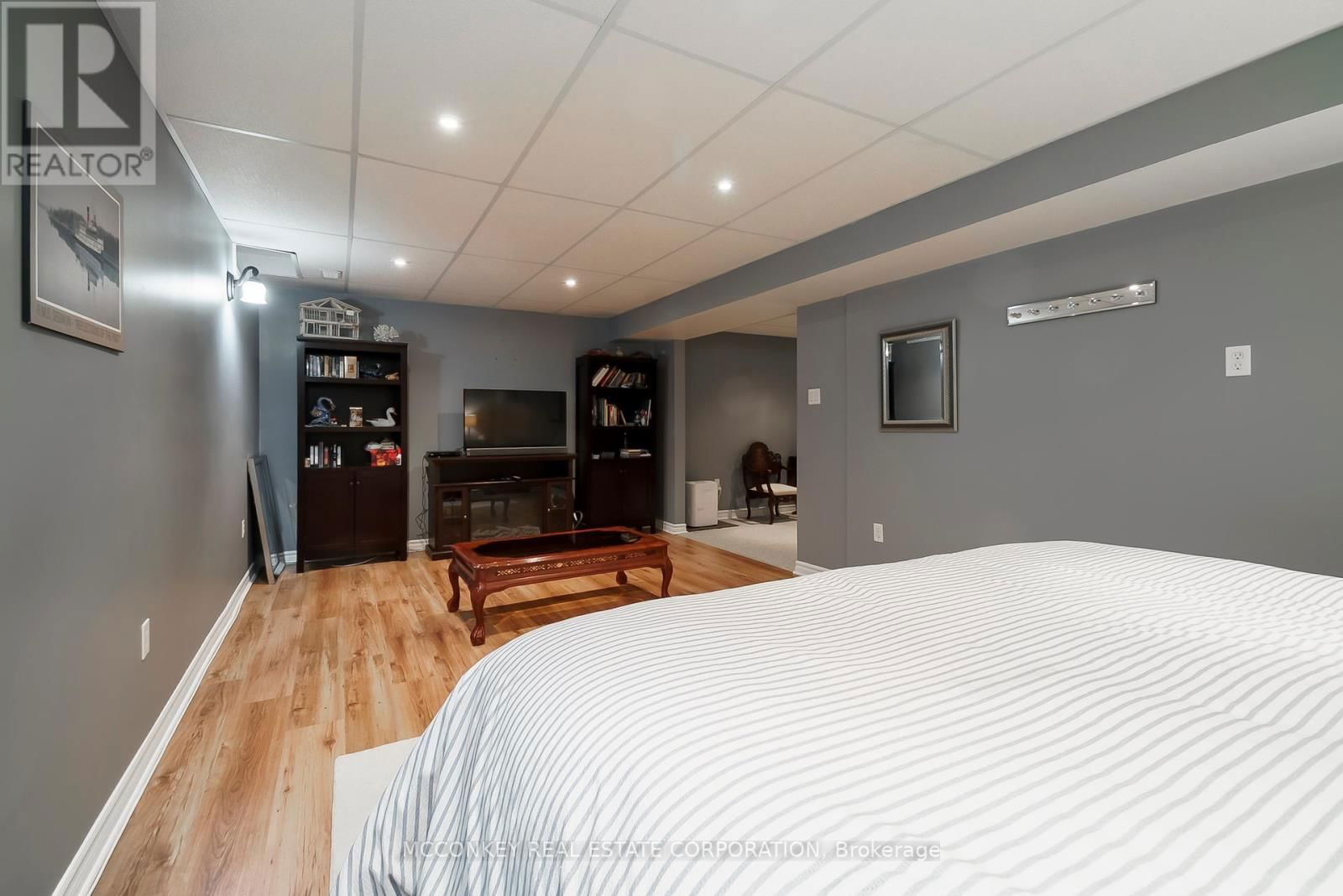 374 SPILLSBURY DRIVE Image 37