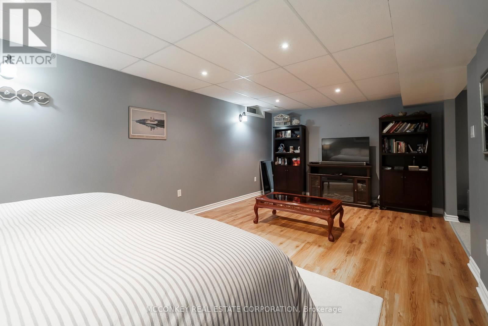 374 SPILLSBURY DRIVE Image 38